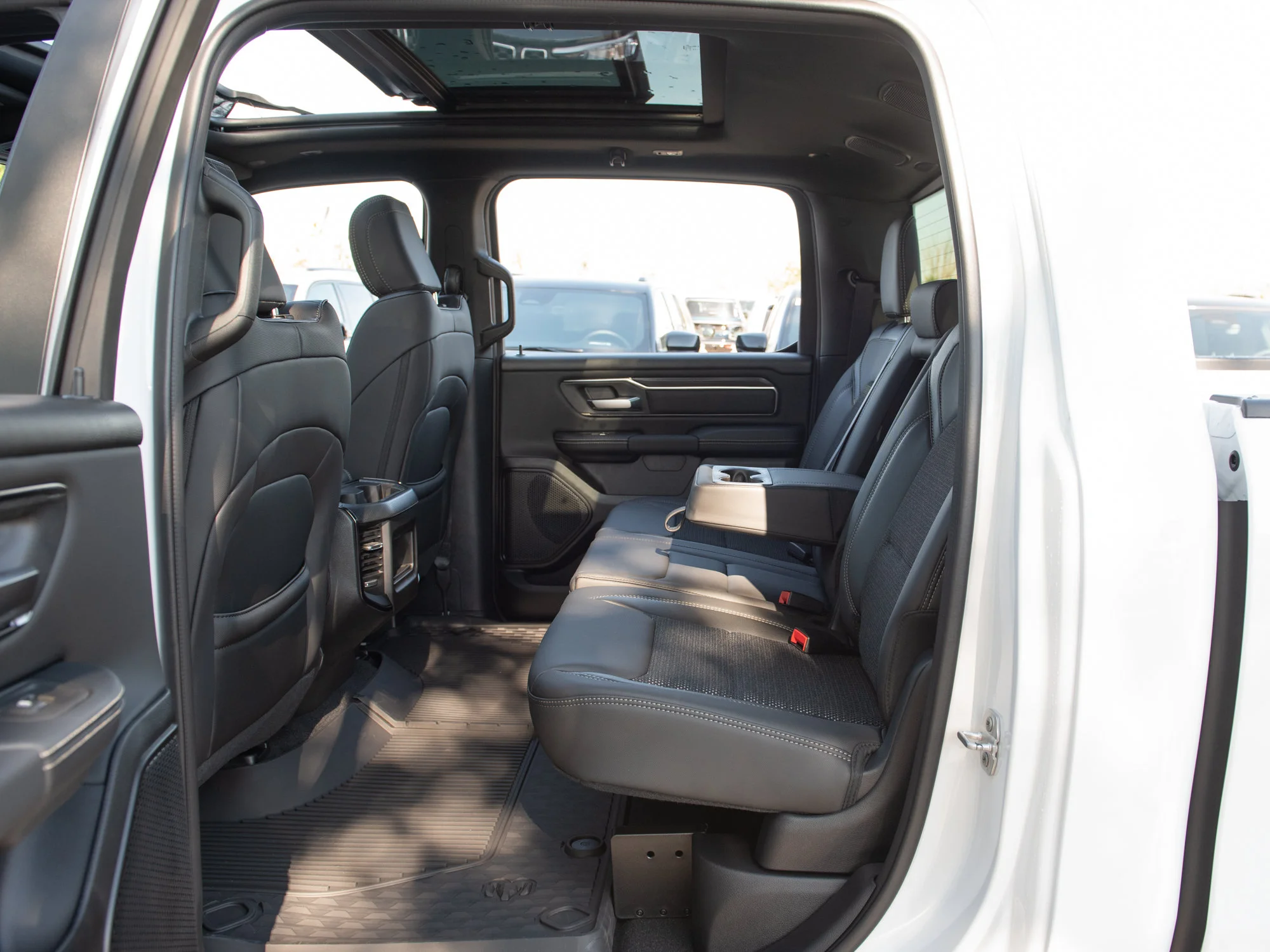 New 2026 White RAM Sport* Crew Cab 4x4, Panoramic Sunroof, Heated Seats/Wheel, Nav image 24