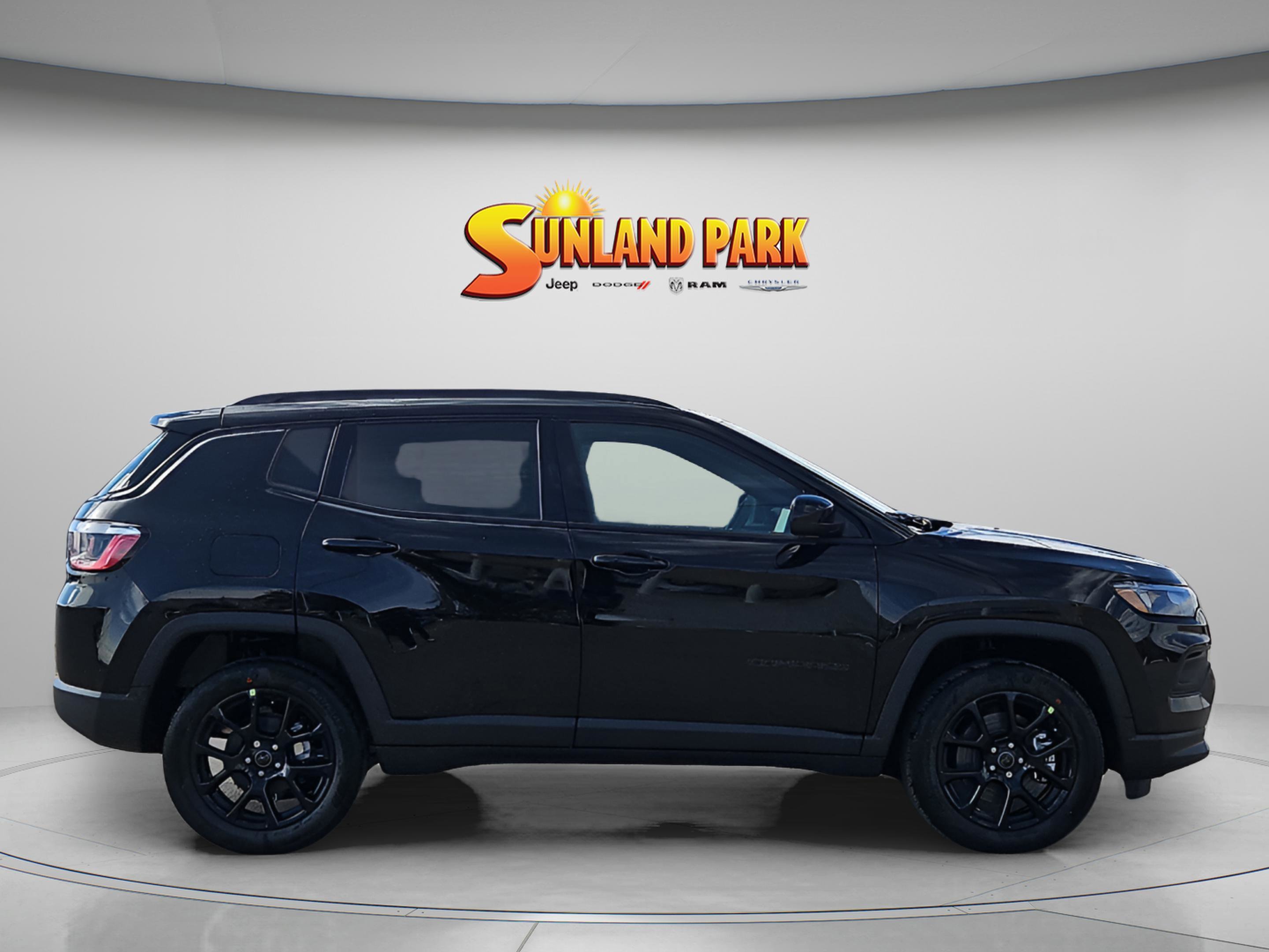 New 2026 Diamond Black Crystal Pearl-Coat Exterior Paint Jeep Latitude Altitude image 6