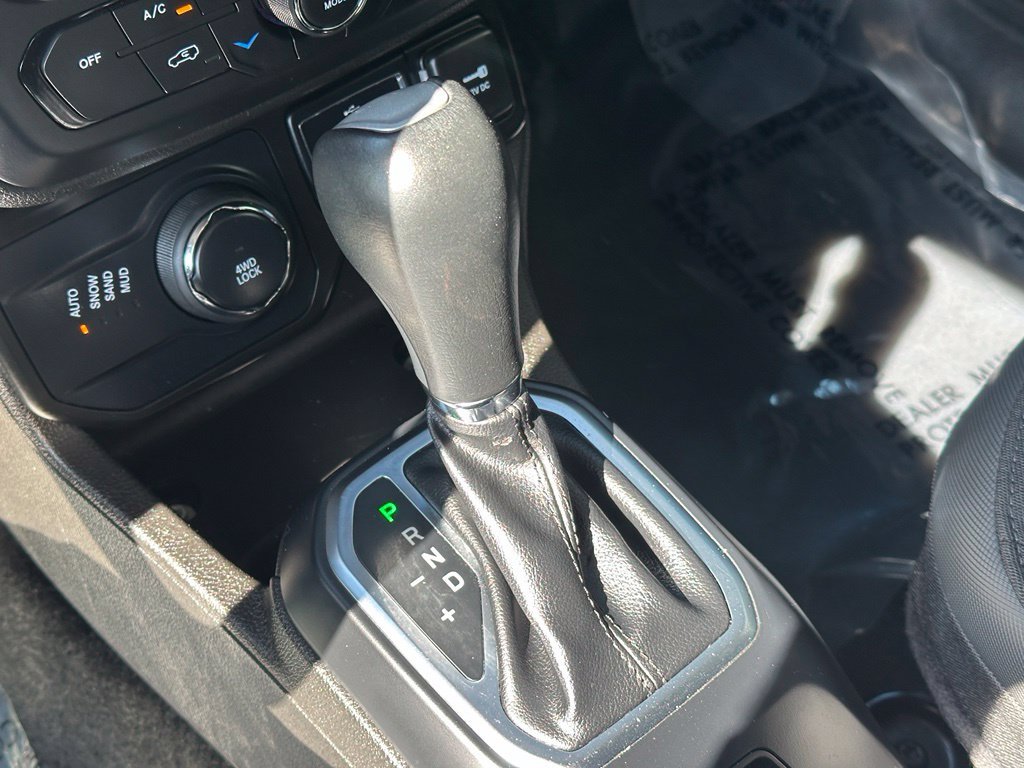 Used 2023 White Jeep Latitude image 8