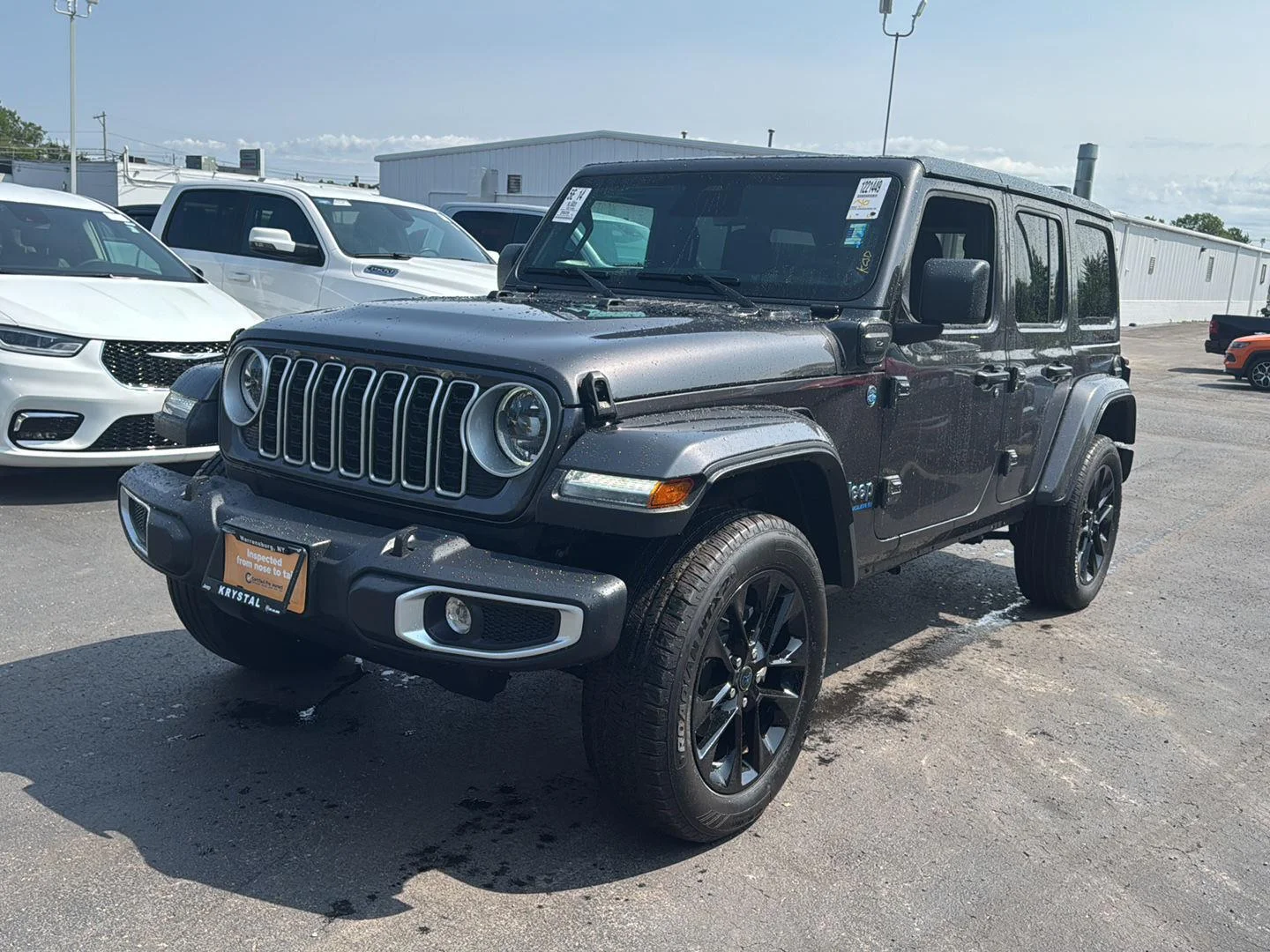 Used 2025 Granite Crystal Metallic Clearcoat Jeep Sahara image 9