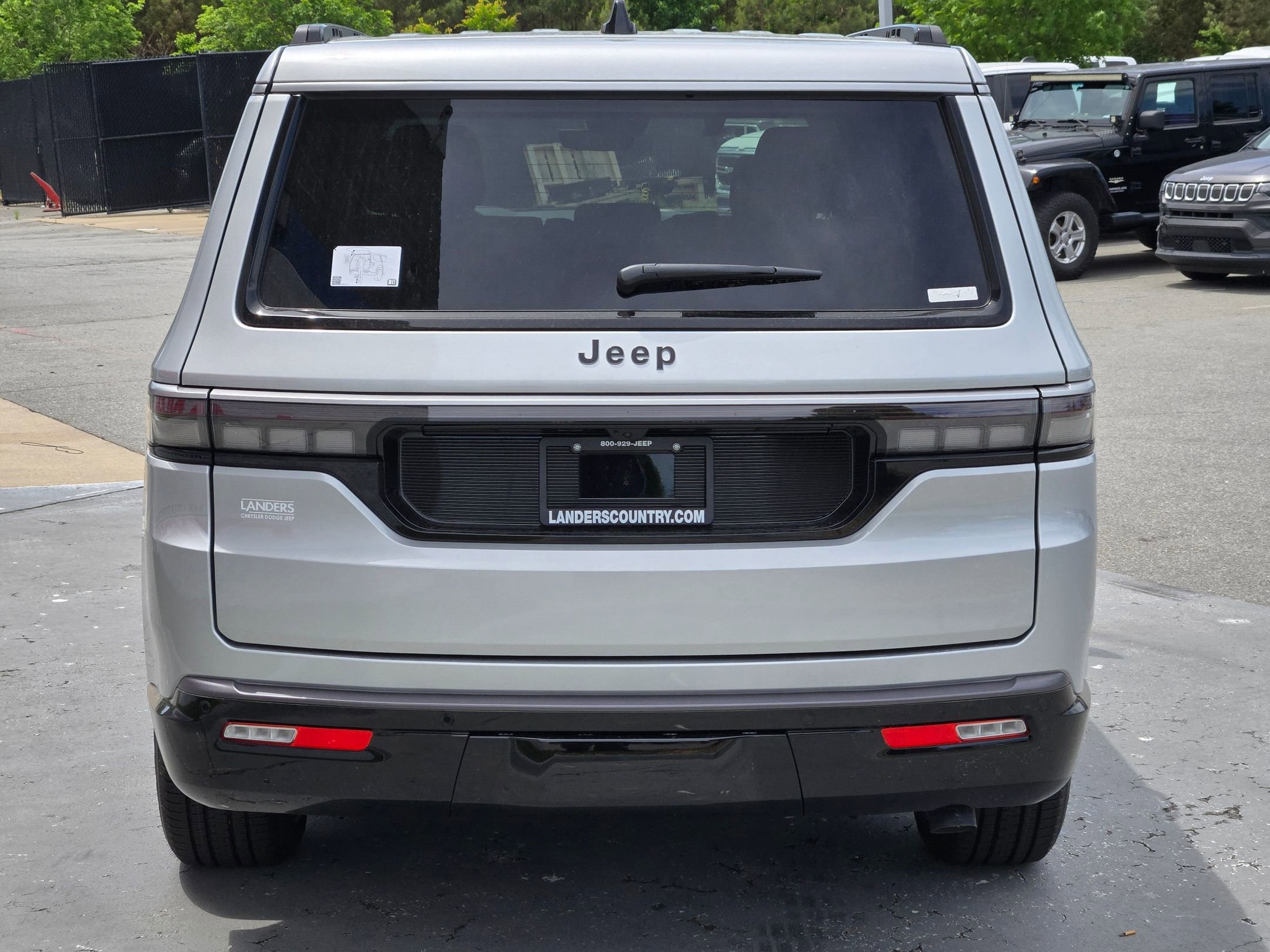 New 2026 Silver-Zynith Exterior Paint Jeep  image 6