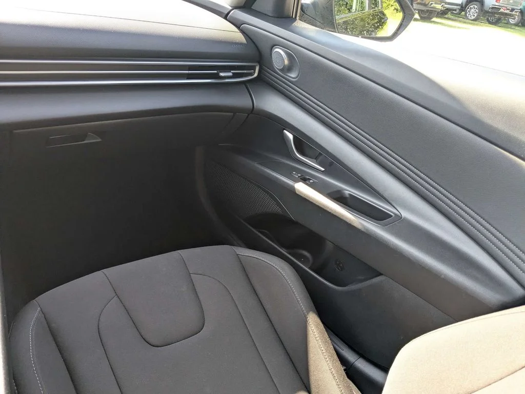 Used 2025 Black Hyundai SEL Convenience image 16