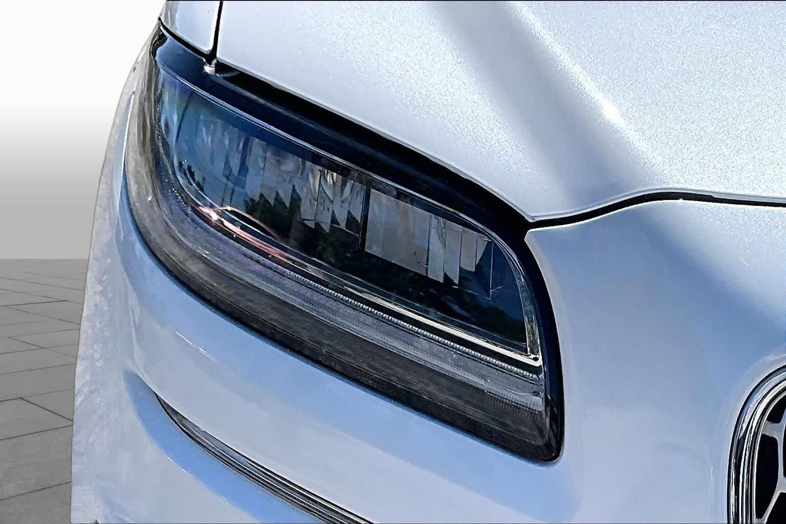 Used 2020 Pristine White Lincoln Reserve image 28