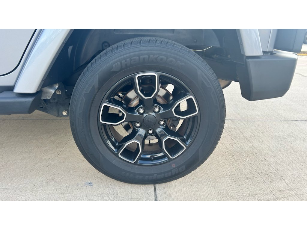 Used 2017 Silver Jeep Unlimited Sahara image 5
