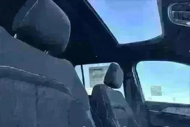 New 2025 Bright White Clear-Coat Exterior Paint Jeep Laredo X image 17