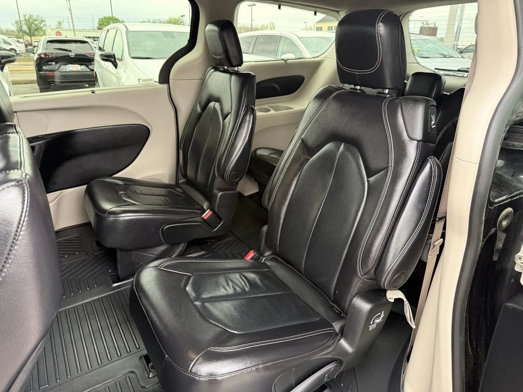 Used 2022 Black Chrysler Touring L image 27