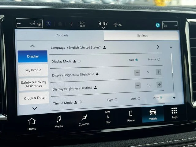 New 2026 Diamond Black Crystal Pearl-Coat Exterior Paint Chrysler Limited image 36
