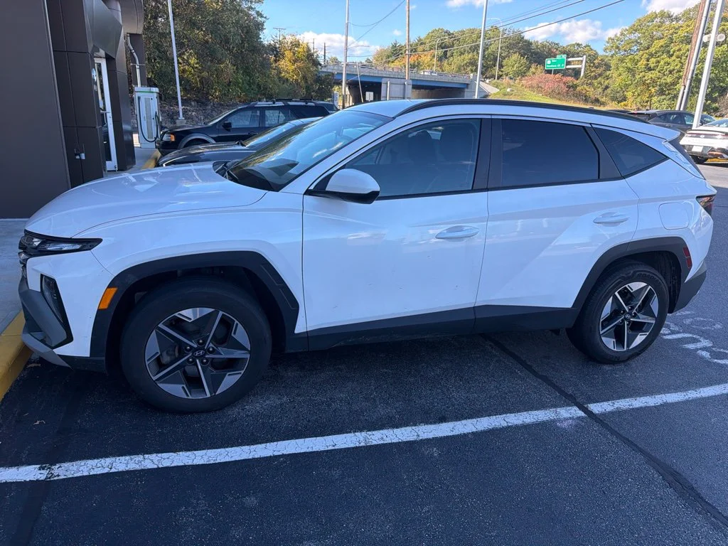 Used 2025 White Hyundai SEL image 3