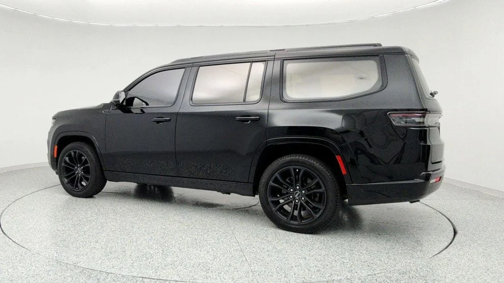 Used 2023 Diamond Black Crystal Pearlcoat Jeep Series III Obsidian 4x4 with Heavy Duty Trailer Tow Package image 7