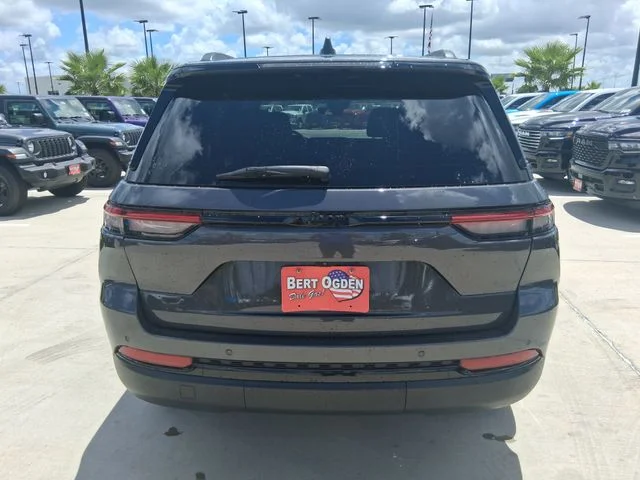 Used 2025 Gray Jeep Altitude X image 6