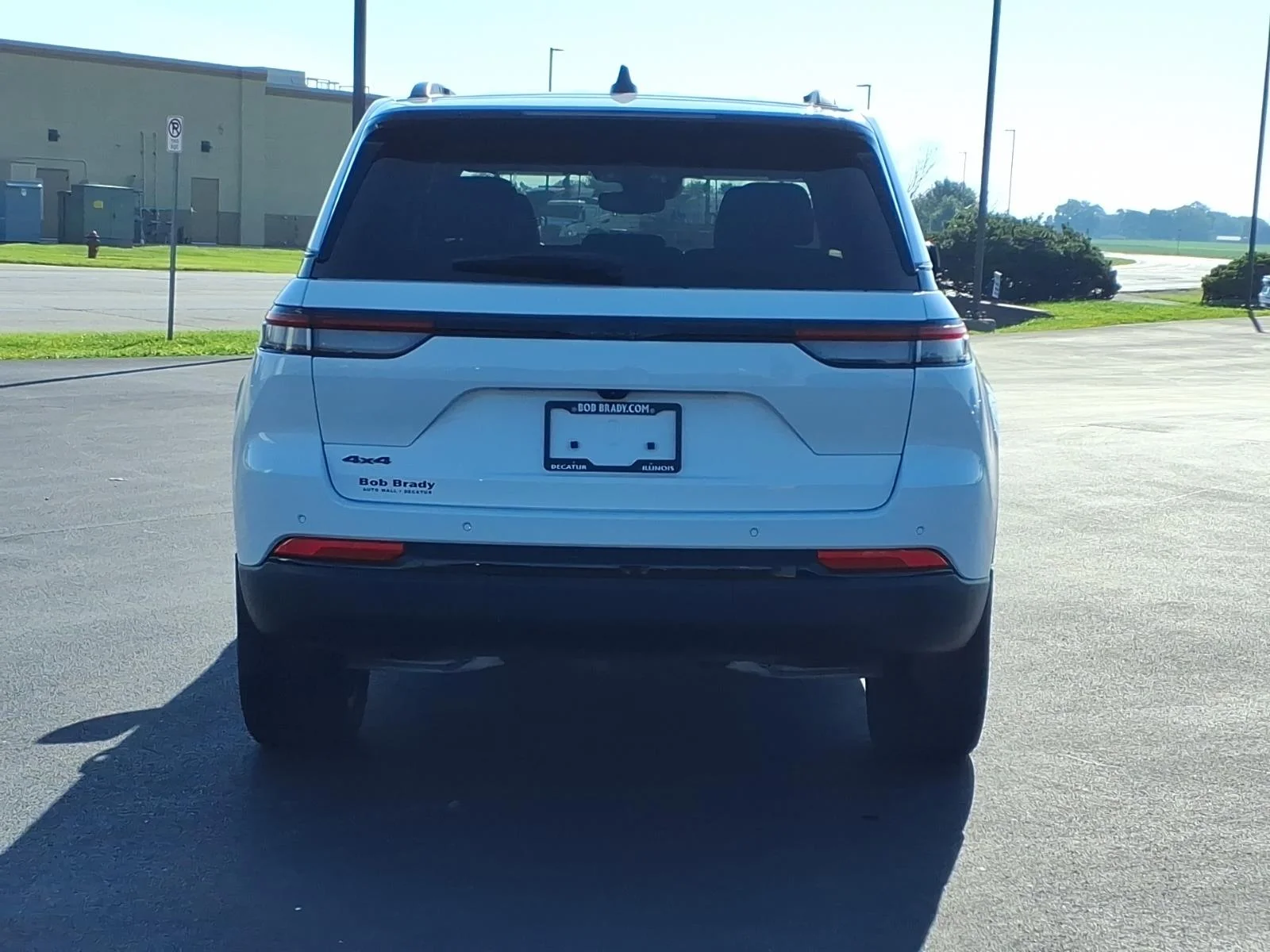 Used 2024 White Jeep Laredo image 11