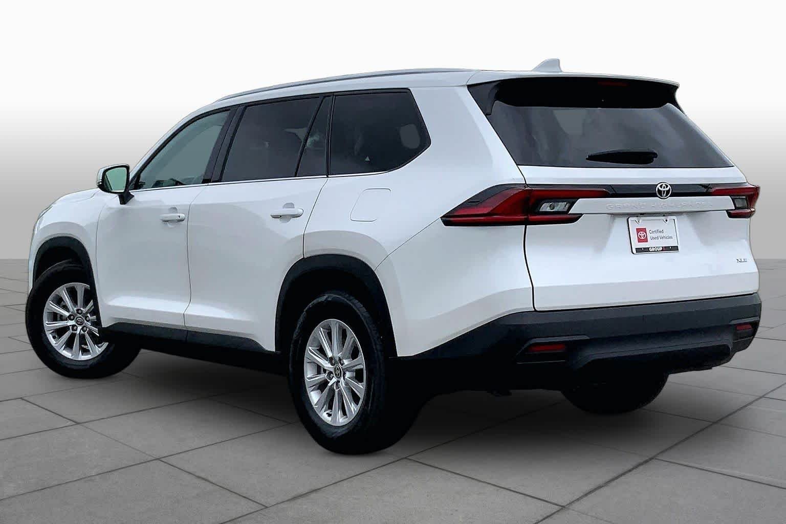 Used 2025 Wind Chill Pearl Toyota XLE image 12