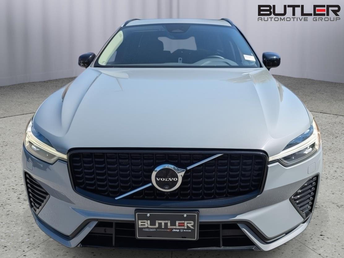 Used 2024 Vapour Grey Metallic Volvo Plus Dark Theme image 11