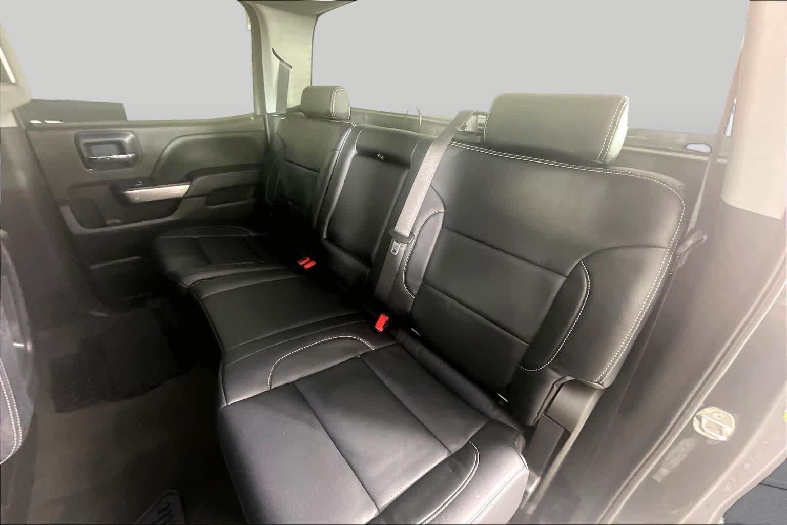 Used 2018 GRAPHITE METALLIC Chevrolet LT image 19
