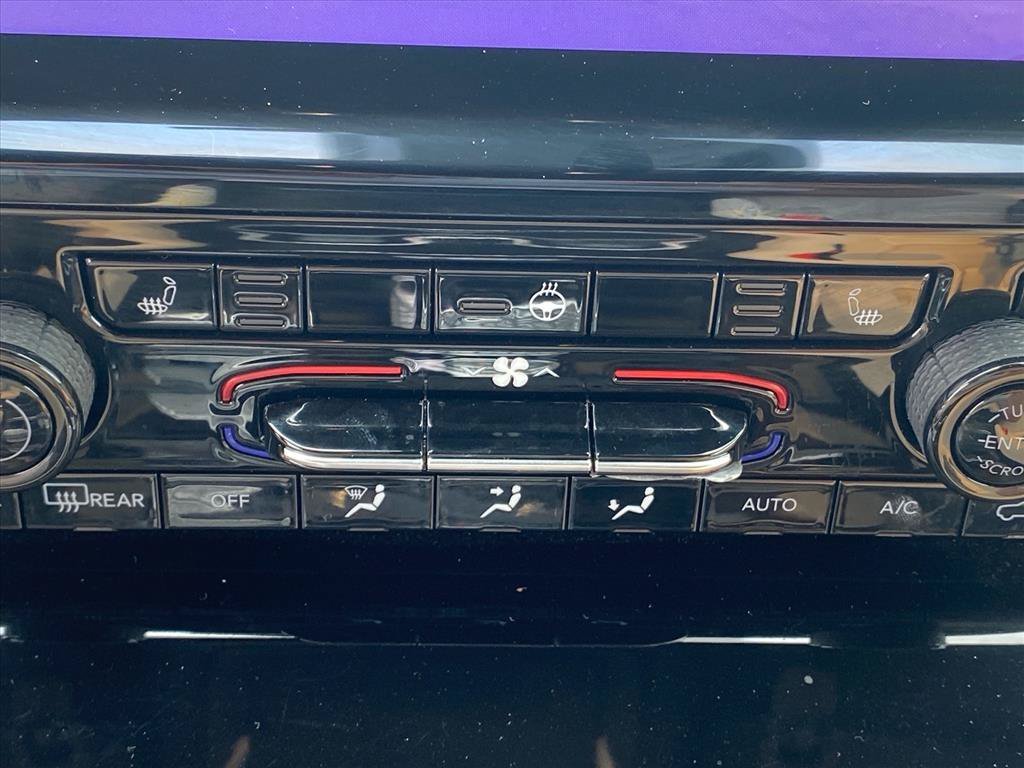 Used 2025 Diamond Black Crystal Pearlcoat Jeep Limited image 16