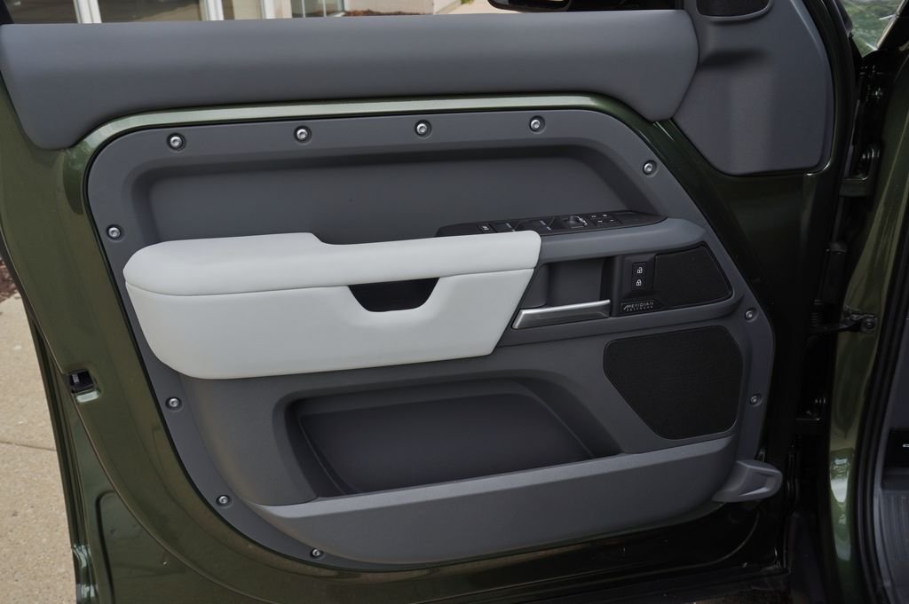 New 2026 Woolstone Green Land Rover X-Dynamic SE image 10