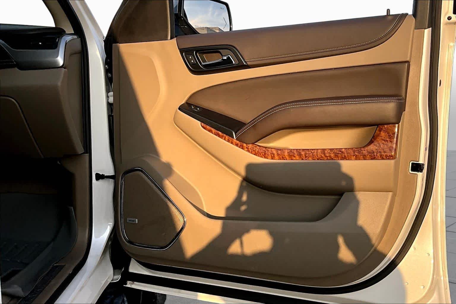 Used 2019 Iridescent Pearl Tricoat Chevrolet Premier image 23