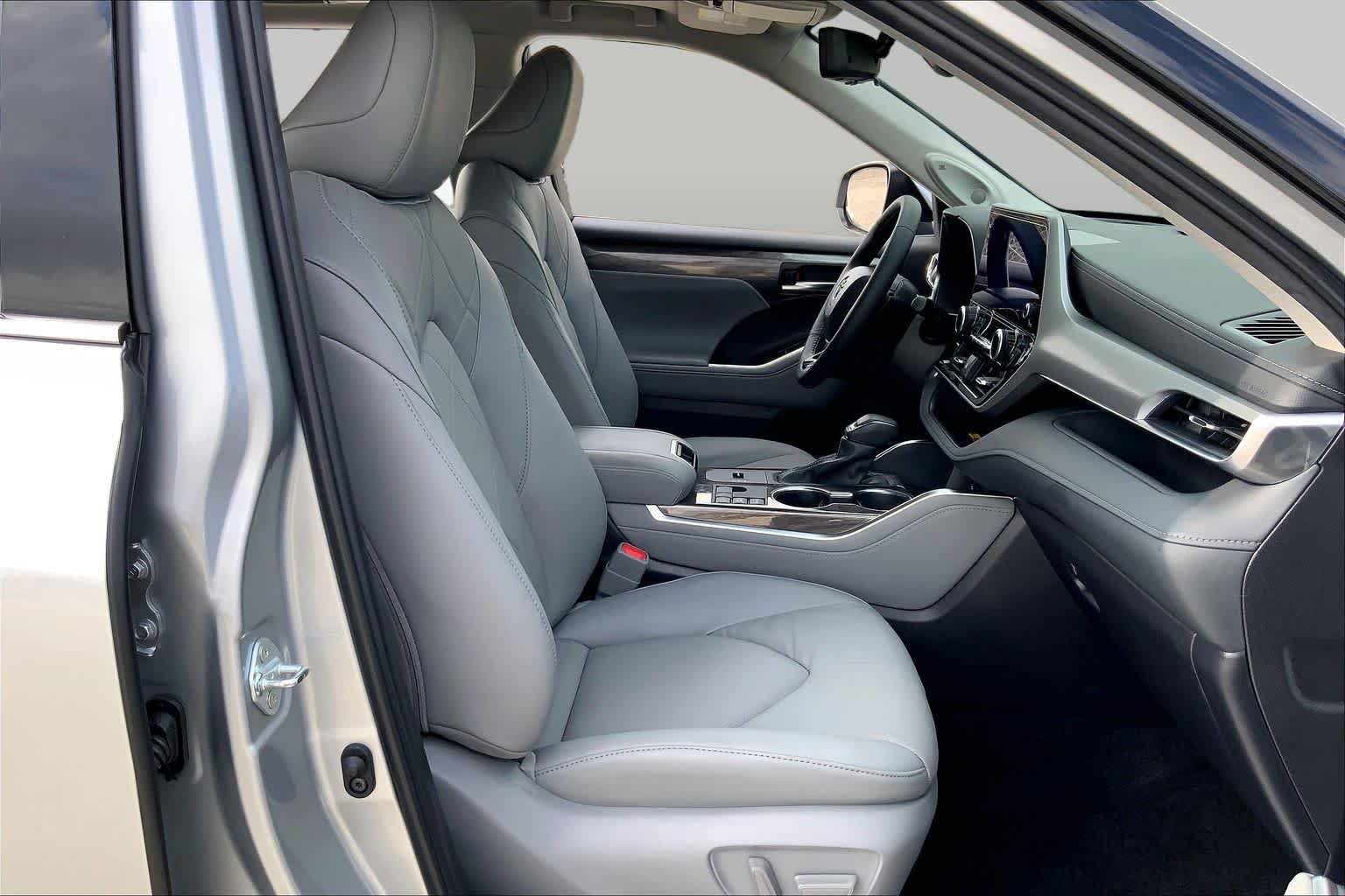 Used 2025 Celestial Silver Metallic Toyota Hybrid Platinum image 9
