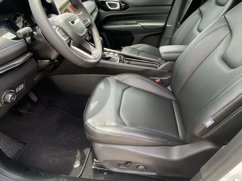 New 2026 Bright White Clear-Coat Exterior Paint Jeep Limited Altitude image 13