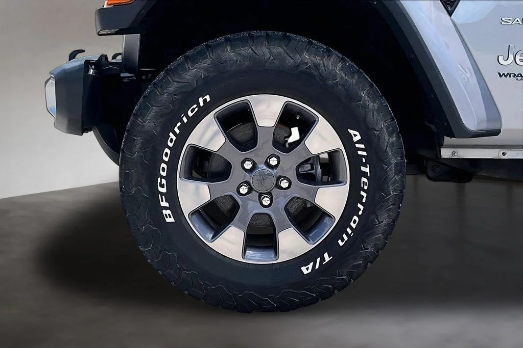 Used 2019 Silver Jeep Unlimited Sahara image 29