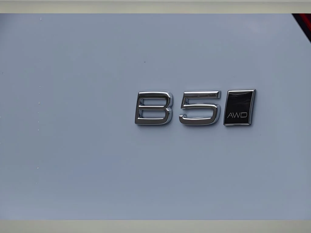 Used 2026 Cloud Blue Volvo Plus image 29