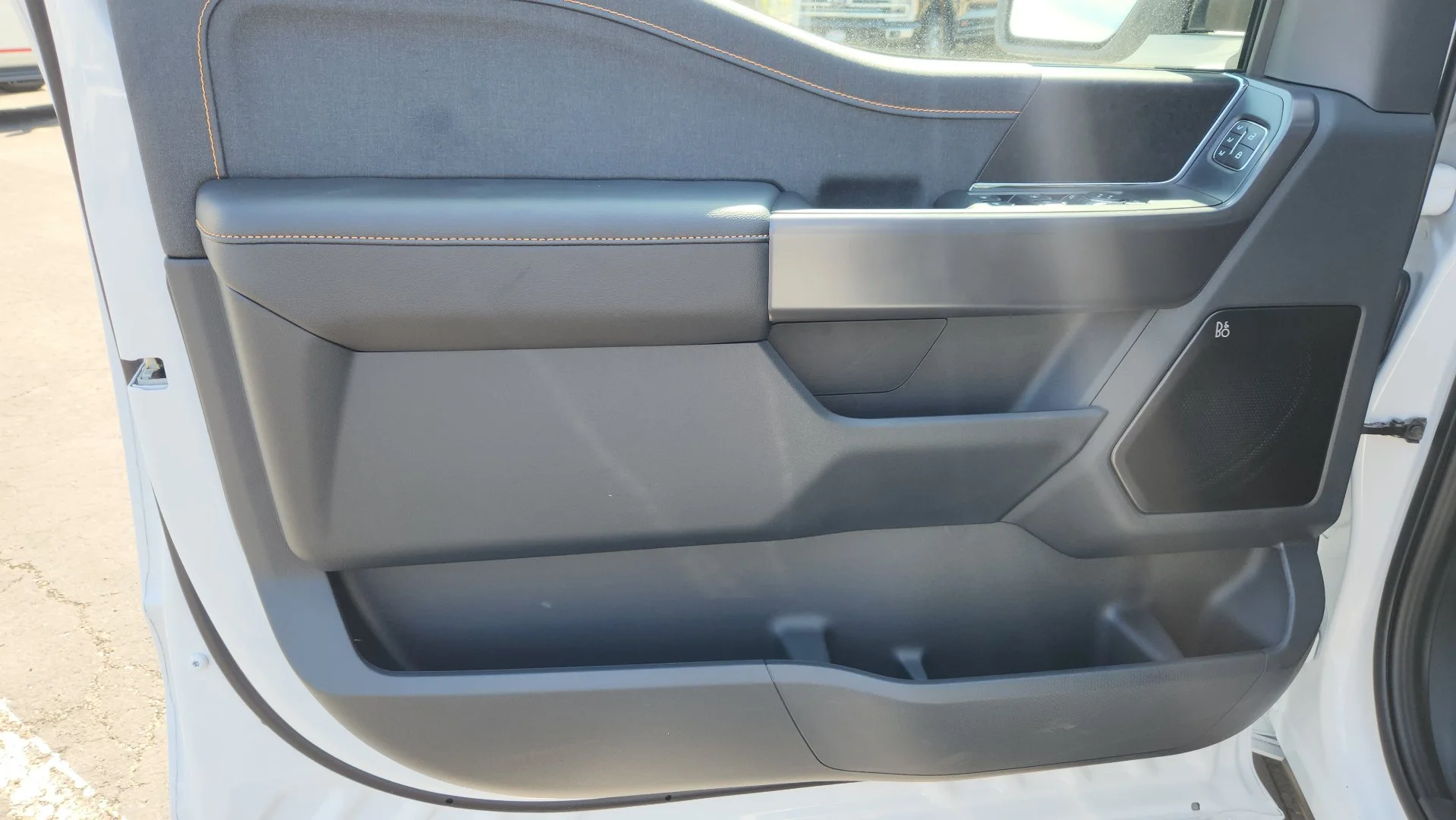 New 2026 Oxford White Ford Tremor image 12