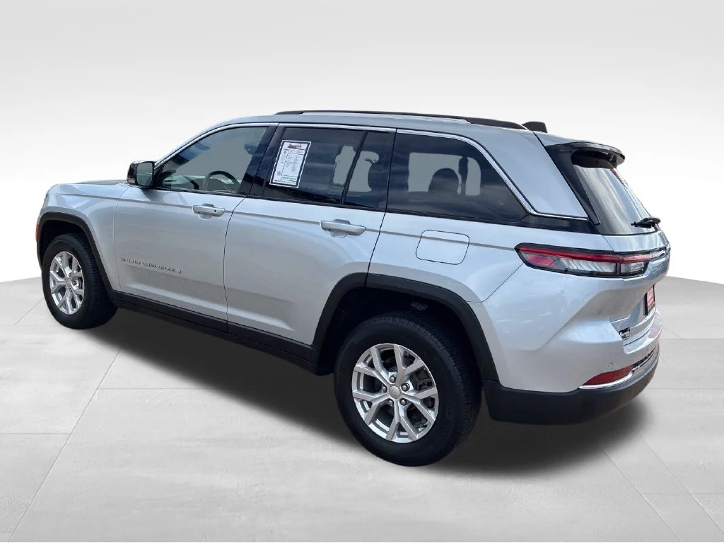 Used 2024 Silver Jeep Limited image 3