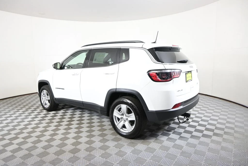 Used 2022 White Jeep Latitude image 4