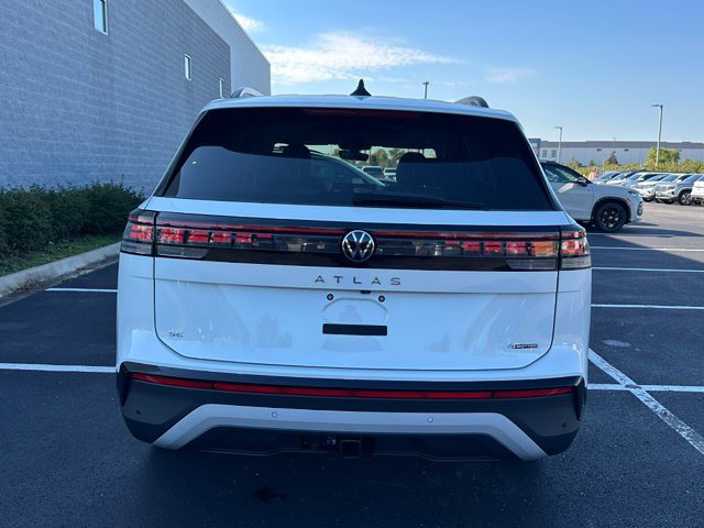 New 2027 White Volkswagen SE w/Technology image 5