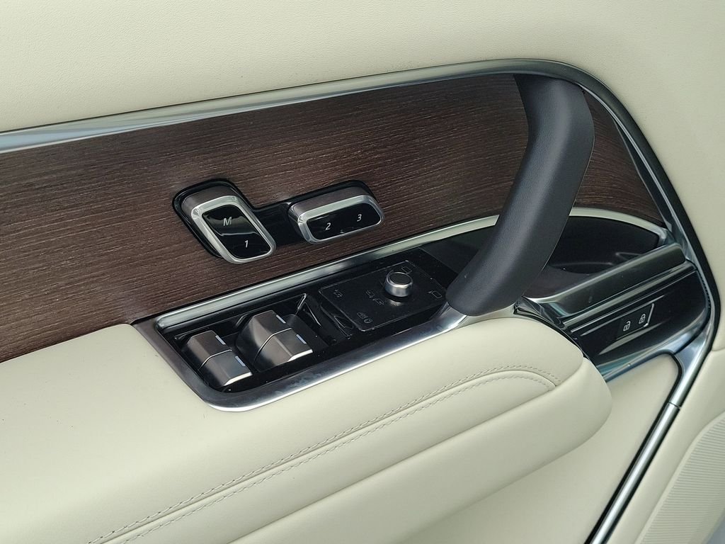 New 2026 Ostuni Pearl White Land Rover SE image 24