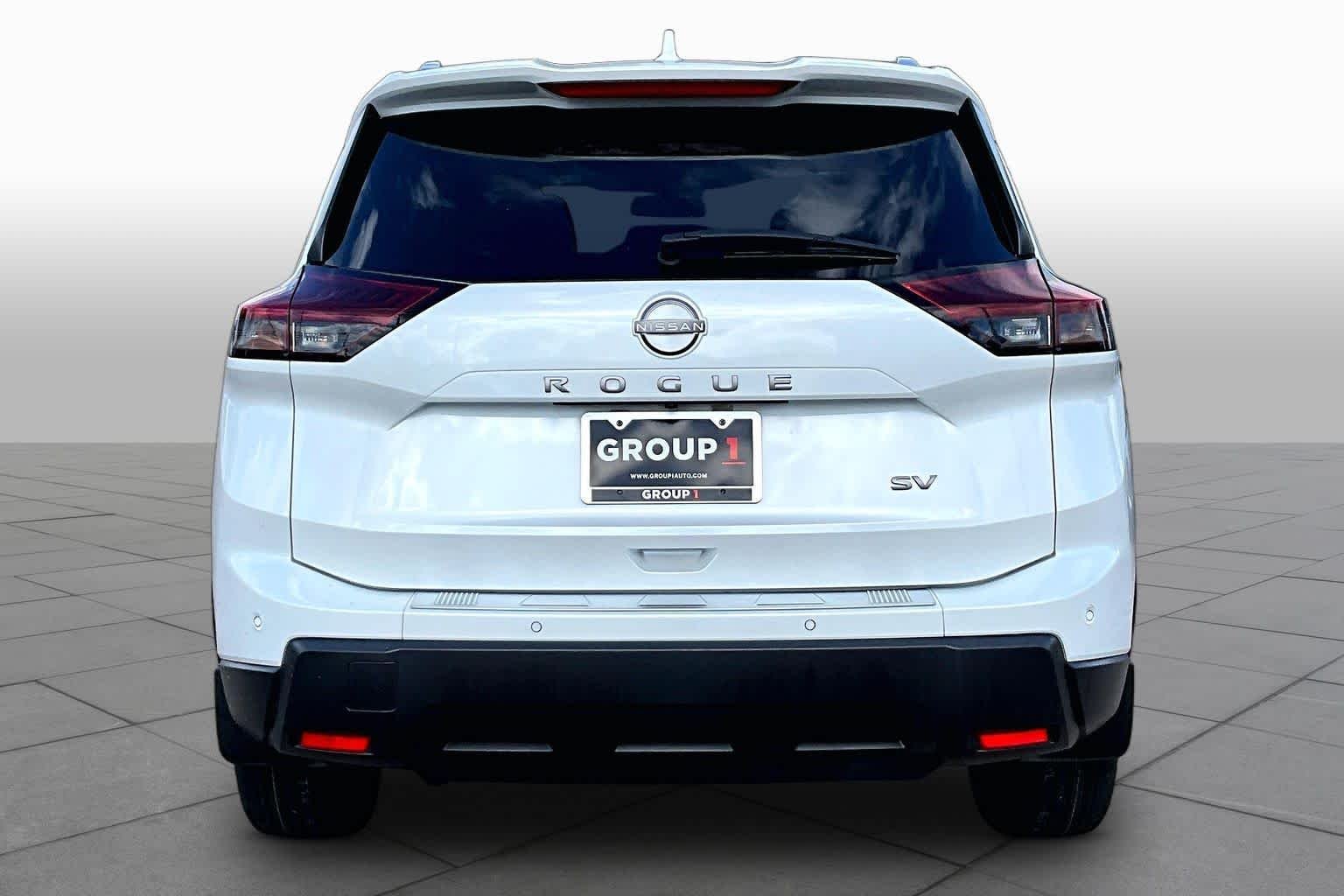Used 2024 Everest White Pearl Nissan SV image 5