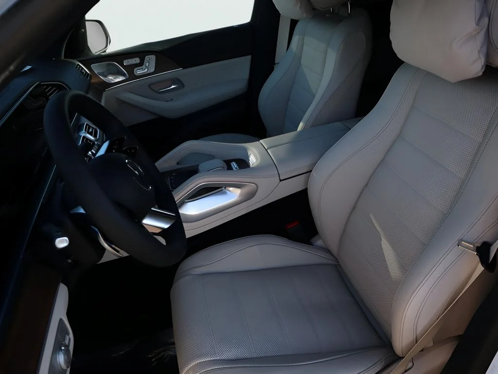 New 2026 MANUFAKTUR Moonlight White Metallic Mercedes-Benz GLS 450 image 36