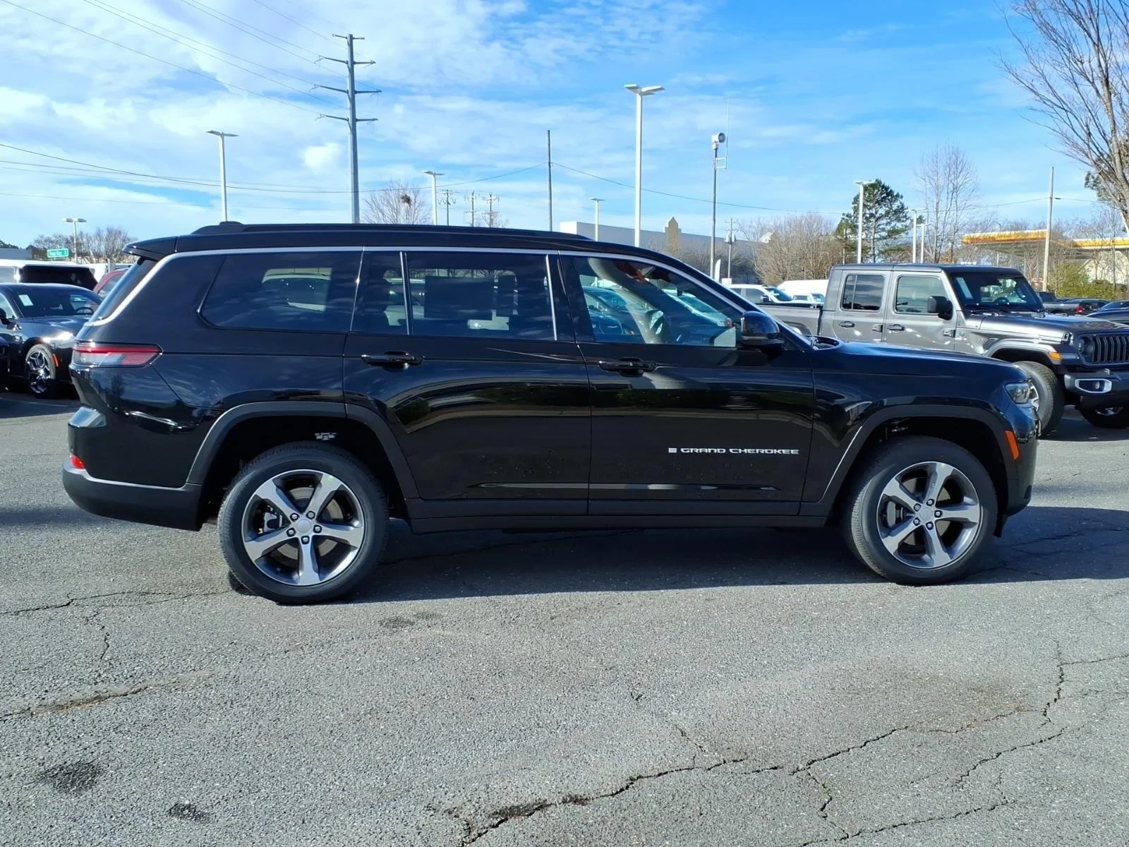 New 2026 Diamond Black Crystal Pearl-Coat Exterior Paint Jeep Limited image 11