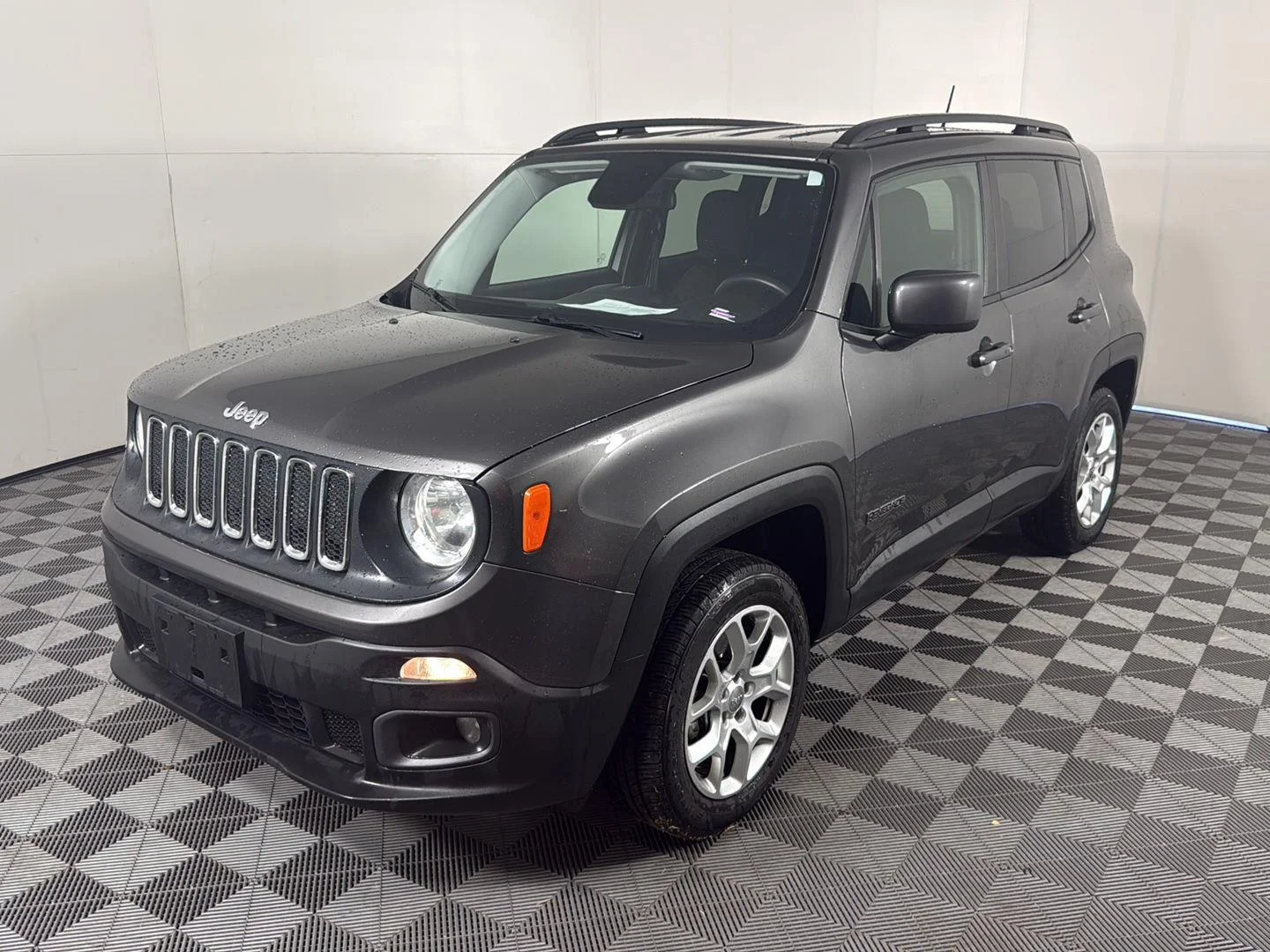 Used 2017 Granite Crystal Metallic Clearcoat Jeep Latitude image 1