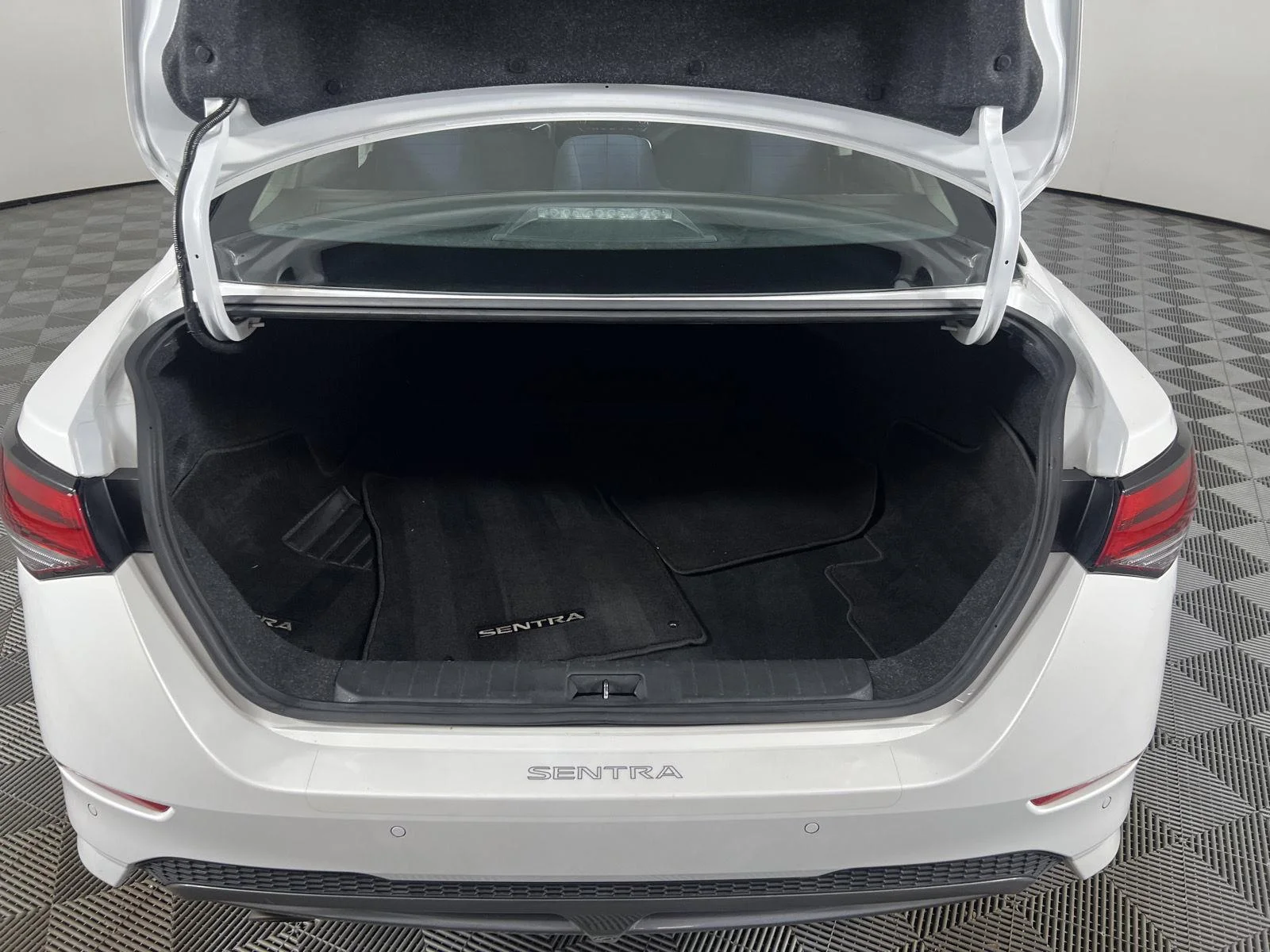 Used 2021 Aspen White/Super Black Nissan SR image 7