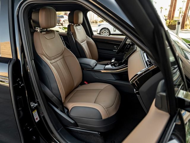 New 2026 Santorini Black Land Rover Dynamic SE image 35