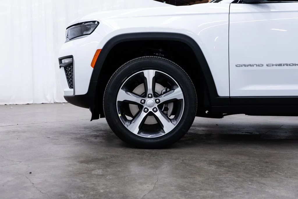 New 2026 Bright White Clear-Coat Exterior Paint Jeep Limited image 7