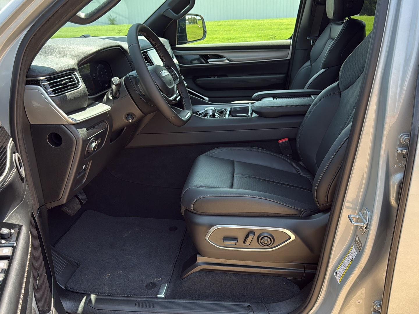 New 2026 Silver-Zynith Exterior Paint Jeep Limited Altitude image 11