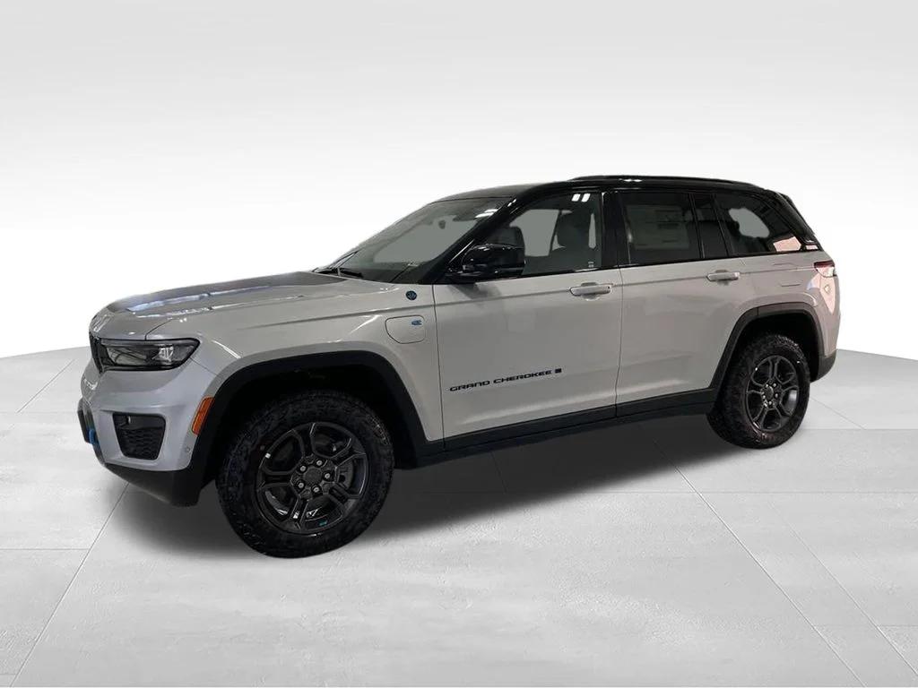 New 2024 Silver Zynith Exterior Paint Jeep Trailhawk 4xe image 11