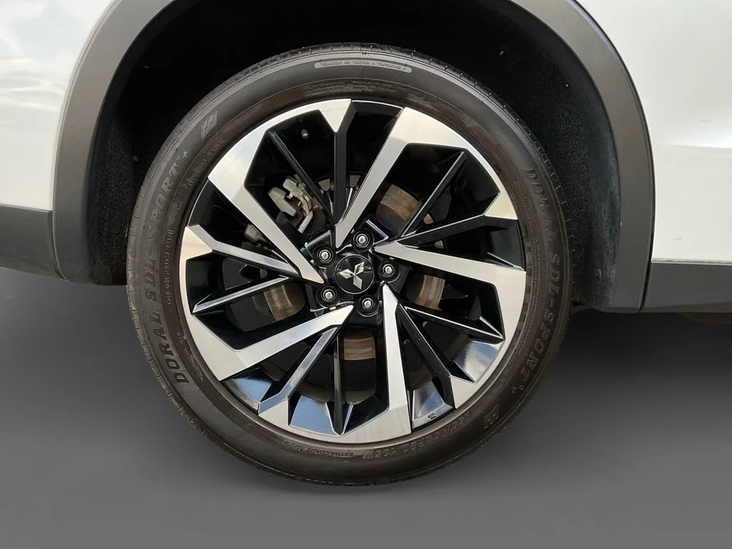 Used 2023 White Mitsubishi SE Special Edition image 10