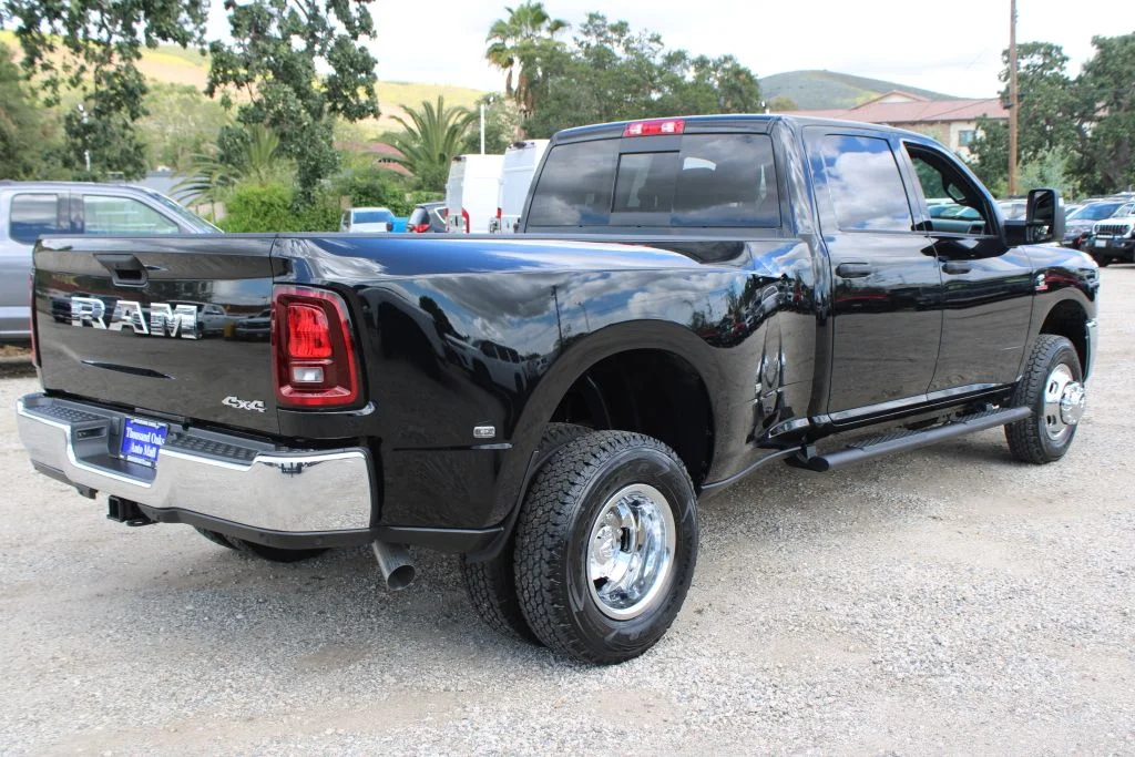 New 2026 Diamond Black Crystal Pearl-Coat Exterior Paint Ram Tradesman image 4