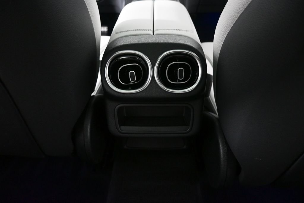 Used 2025 Silver Mercedes-Benz GLC 300 image 17