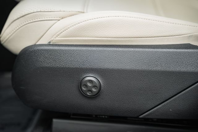 Used 2024 Polar White Mercedes-Benz GLC 300 image 33