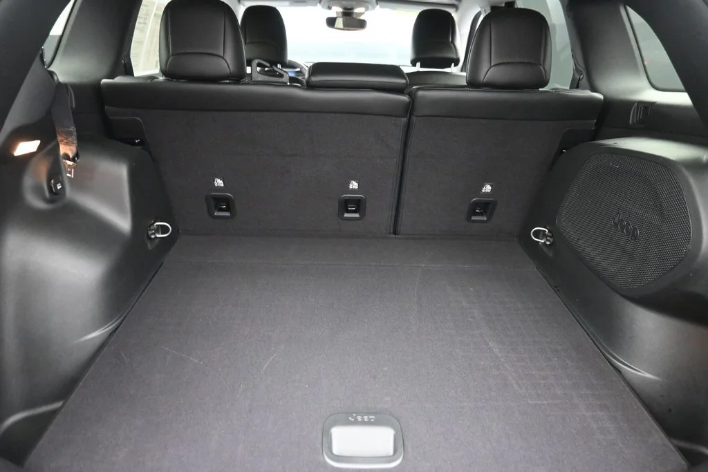 Used 2022 Gray Jeep Latitude Lux image 12