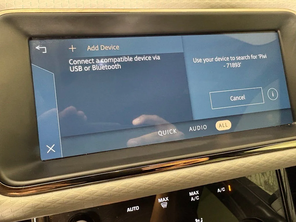 Used 2022 Silver Land Rover Dynamic image 30