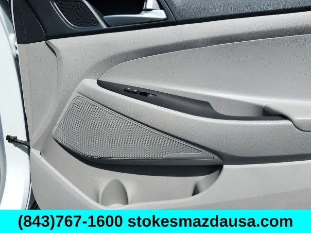 Used 2020 White Hyundai SE image 25