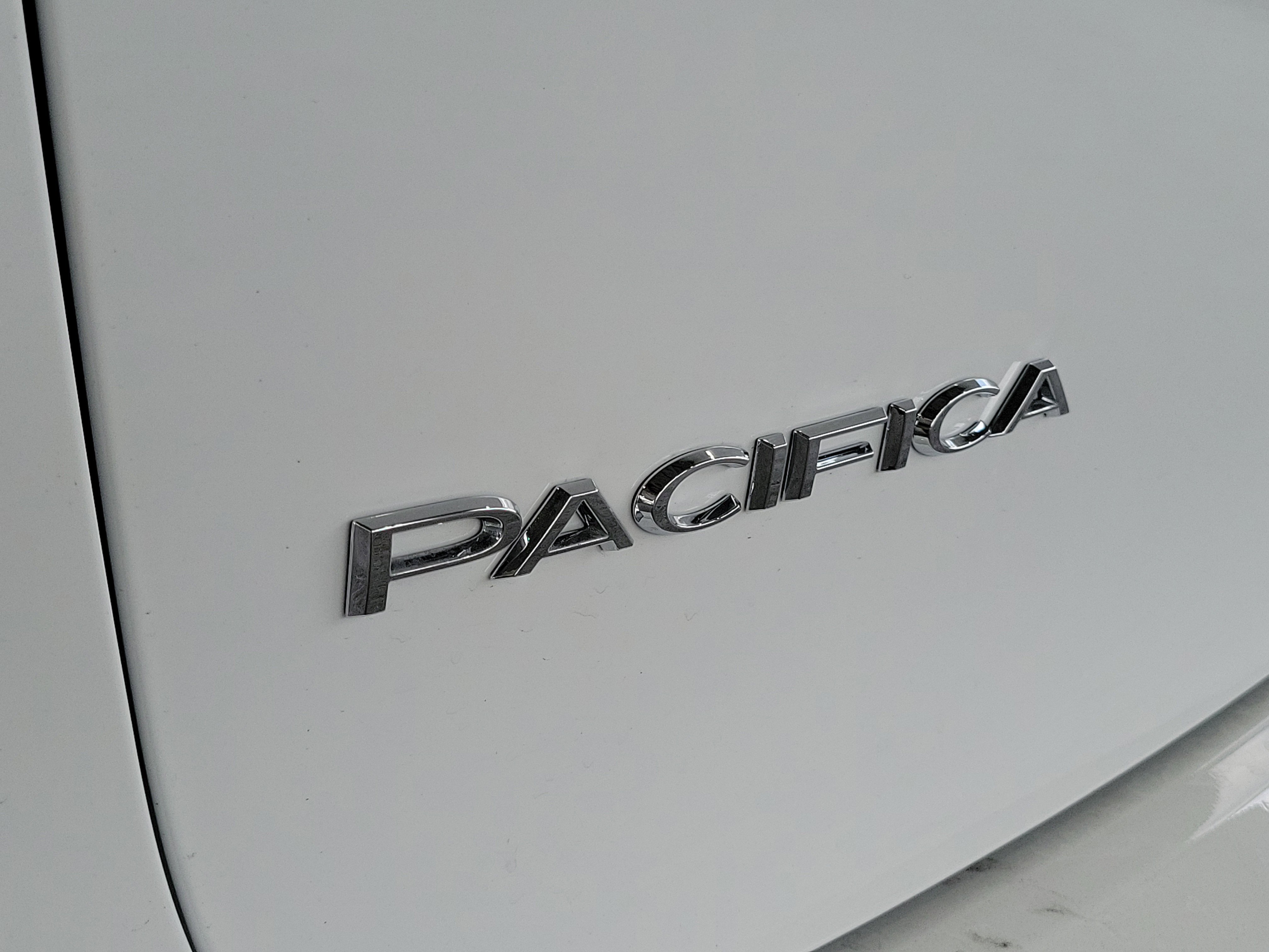 New 2026 Bright White Clear-Coat Exterior Paint Chrysler Select image 5