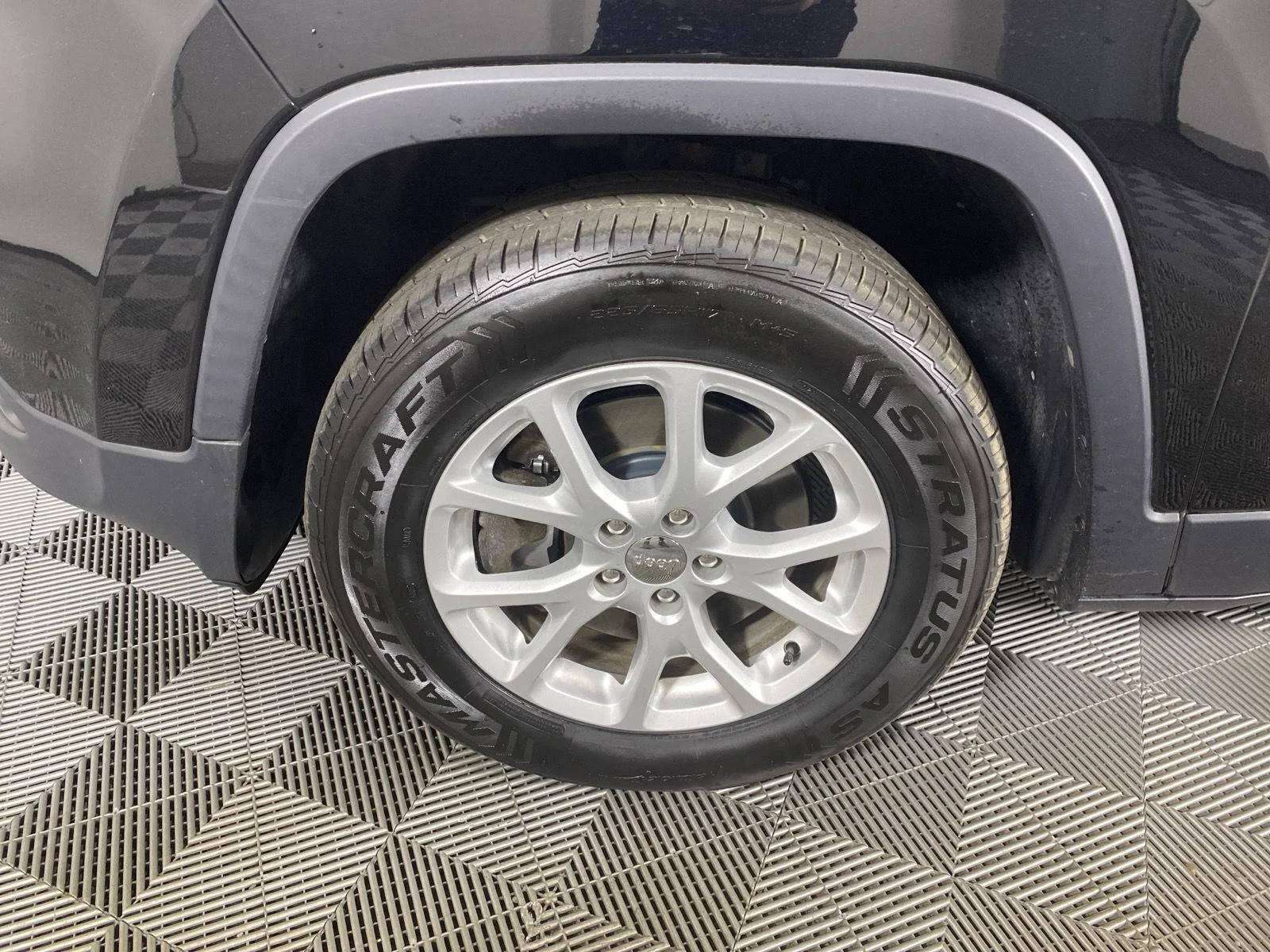 Used 2018 Diamond Black Crystal Pearlcoat Jeep Latitude Plus image 13
