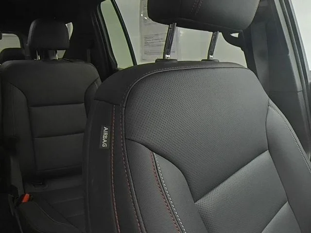 Used 2025 Gray Chevrolet Z71 image 33