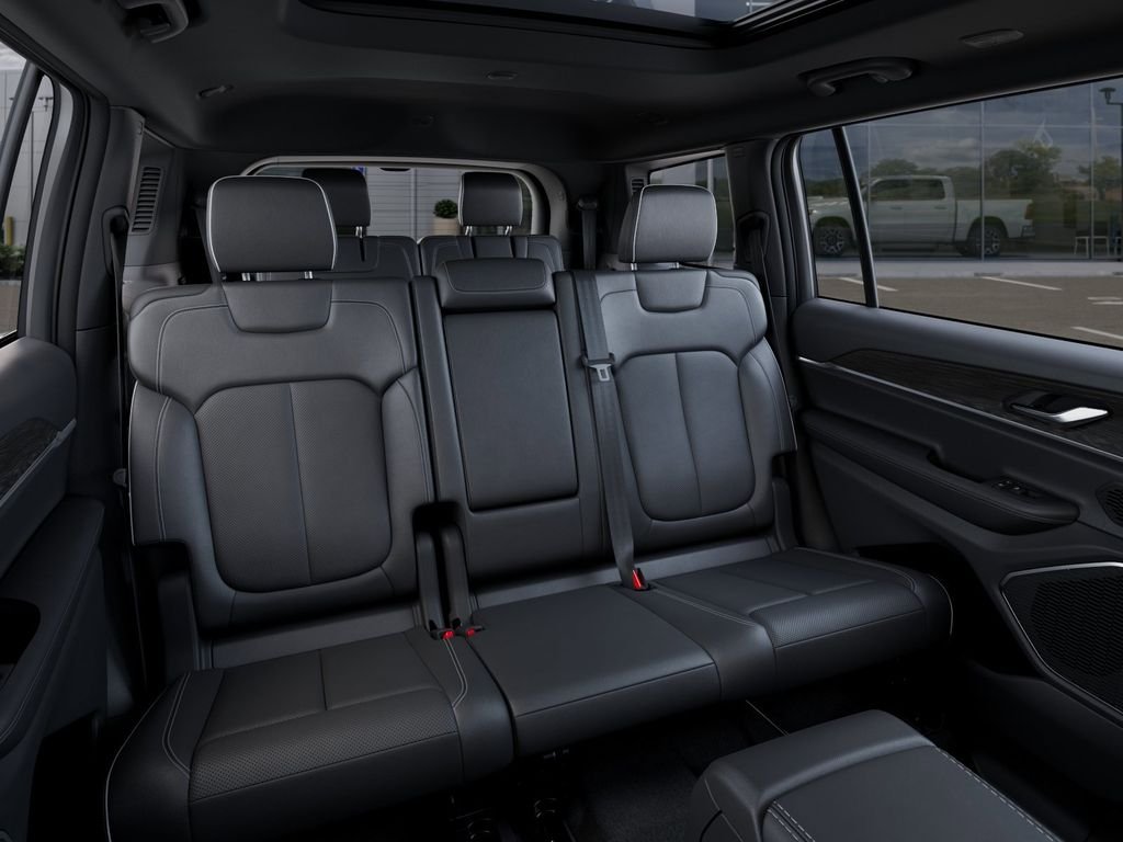 New 2026 Diamond Black Crystal Pearl-Coat Exterior Paint Jeep Limited image 15